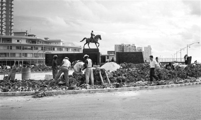 44208 1959 jun12 plantando árboles en Malecón y G (Small)
