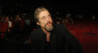 Foto: El actor puertorriqueño Benicio del Toro espera para recibir el premio ”Coral de honor” en La Habana (Cuba). EFE/Ernesto Mastrascusa