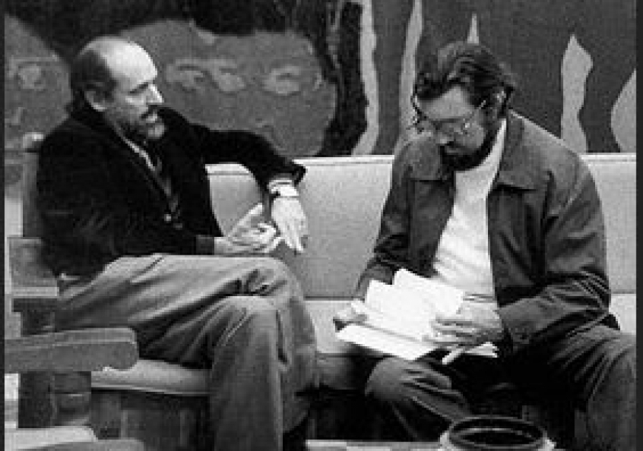 Roberto Fernández Retamar junto a Julio Cortazar en Casa de las Américas