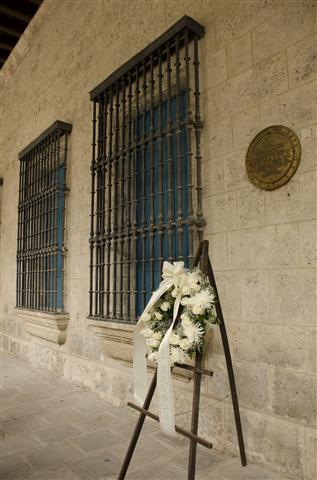 Tarja en homenaje al Coronel Néstor Aranguren