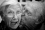 ancianos_beso