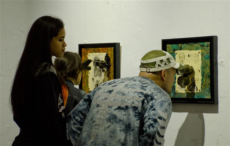 El público durante la inauguración de la muestra Tiempo de Collage