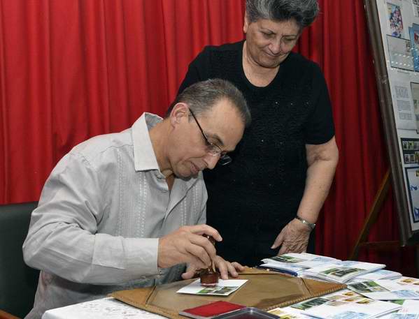 Cancelación del sello postal por el 50 aniversario del Museo Postal Cubano. Foto Abel Rojas