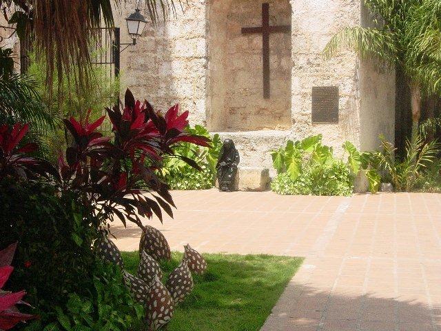 3-Escultura de M. Teresa de Calcuta en el jardin