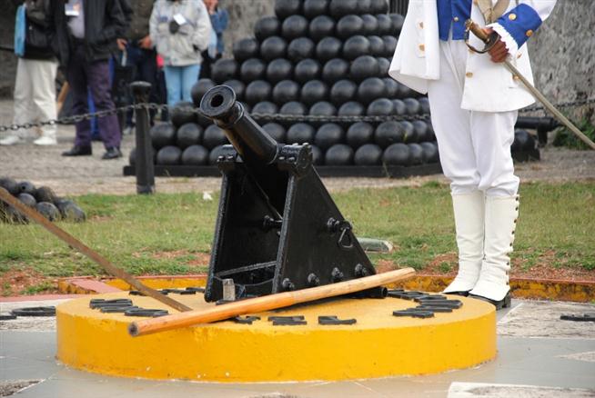 El cañón de este reloj de sol, lo hace único en su diseño