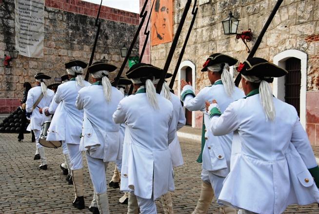 A la orden de retirada los soldados del Siglo XVIII retornan a su lugar de origen y La Cabaña vuelve a nuestros días.  