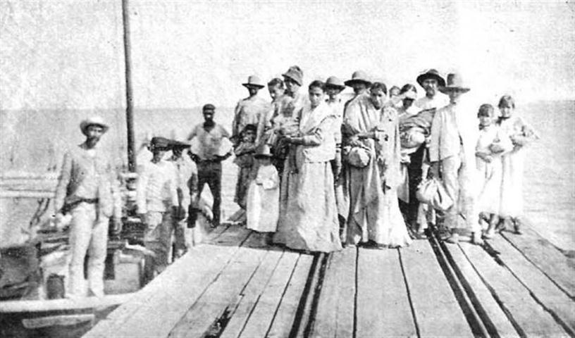 Dimas reconcentrados en el embarcadero. 