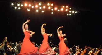 Tres bailarinas interpretan el Fandango de Doña Francisquita
