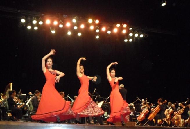 Tres bailarinas interpretan el Fandango de Doña Francisquita