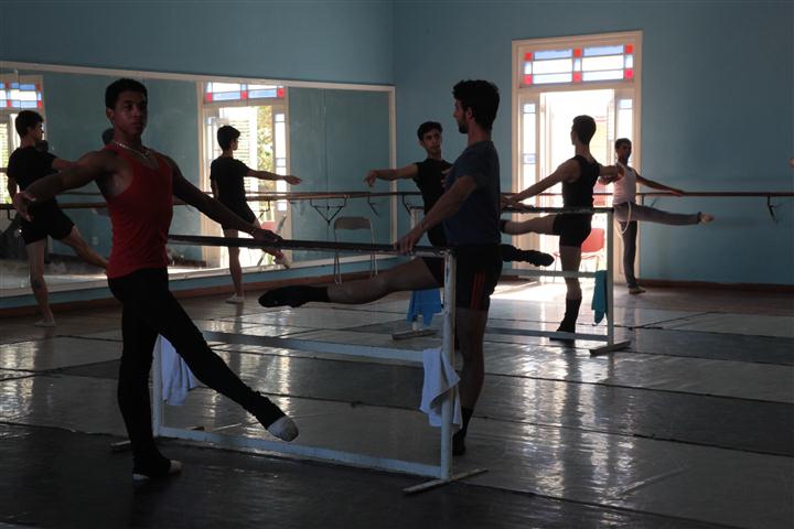 En la sede del BNC, antes de comenzar la cancelción de la serie postal, ensayo de bailarines 