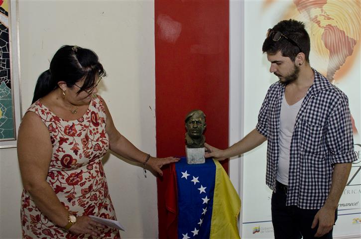 develan busto de hugo chavez (Small)