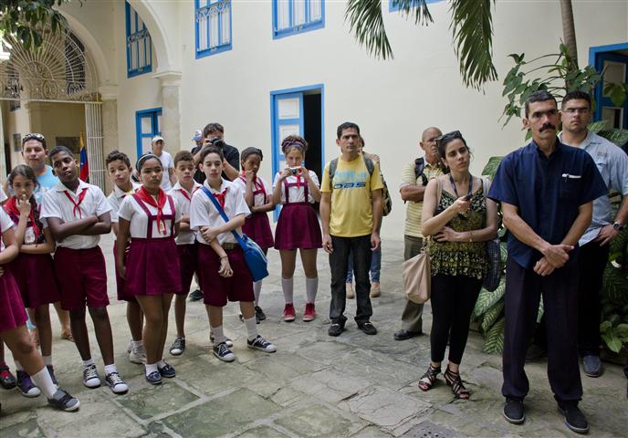 develan busto de hugo chavez público (Small)