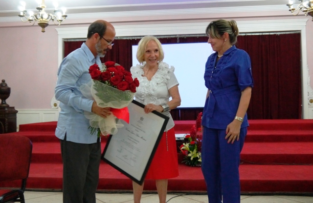 Entrega de la categoría Profesor de Mérito a Verónica Lynn (3)