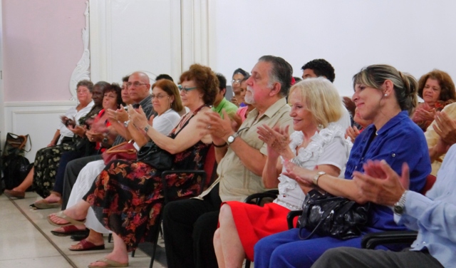 Entrega de la categoría Profesor de Mérito a Verónica Lynn (5)