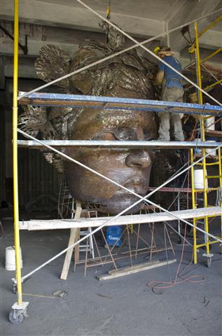 operarios trabajan en la terminación de la escultura6 (Small)