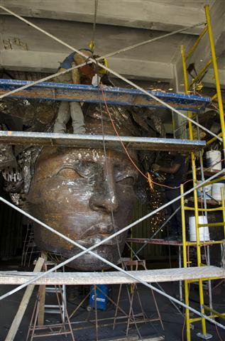 operarios trabajan en la terminacion de la escultura (Small)