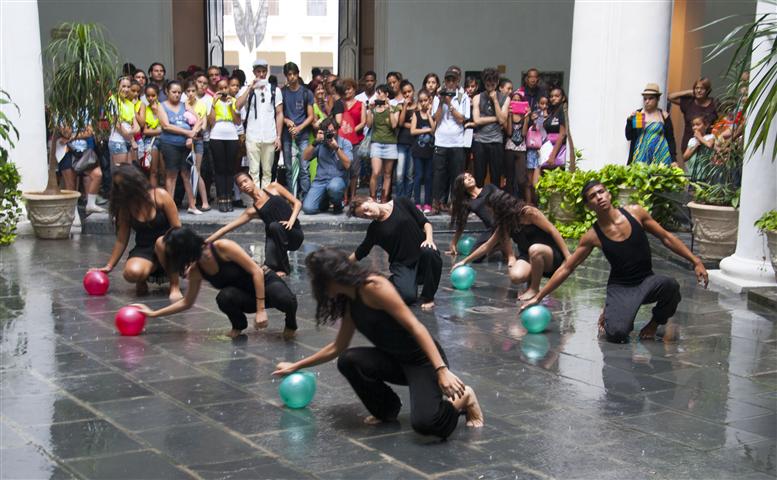 A pesar de la lluvia los integrantes del Taller de Danza Teatro Retazos regalaron su arte a los presentes