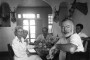 Ernest y Mary Hemingway en una cena con amigos en la Finca Vigía