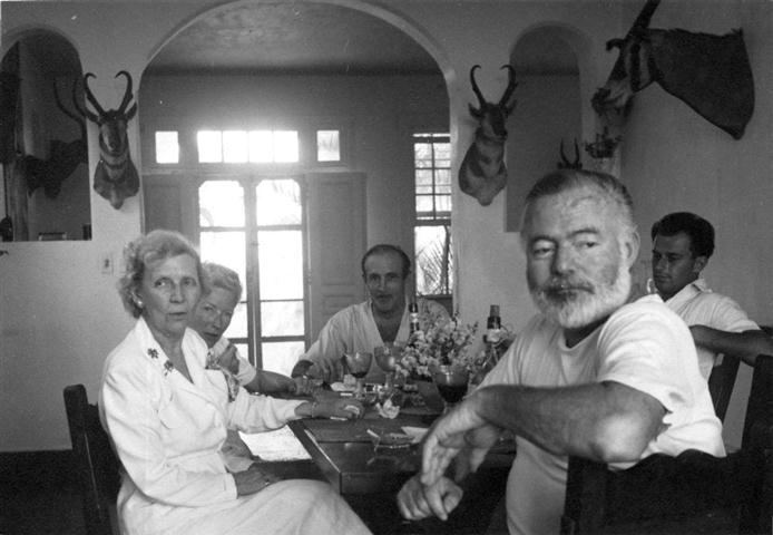 Ernest y Mary Hemingway en una cena con amigos en la Finca Vigía