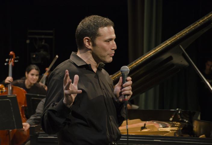 Adam Kent durante la inaguración del evento / Foto Alexis Rodríguez - HR