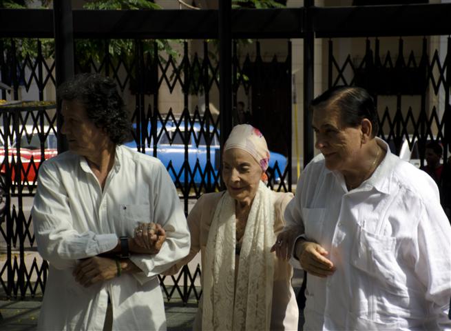 Alicia Alonso a su arribo al Teatro Martí 