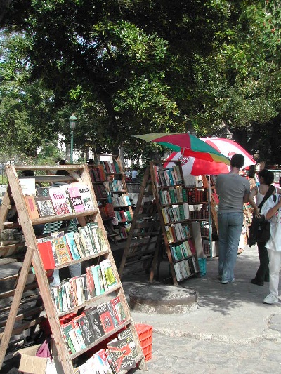 3. Libreros en la Plaza de Armas