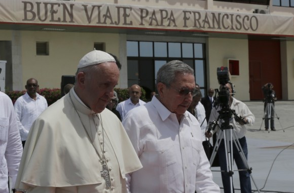 Raúl-despide-al-Papa-Francisco-2-580x380