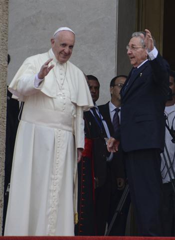 Saludo-del-Papa-y-Raúl-5 (Small)