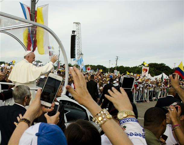el papa saluda al pueblo en la plaza 2 (Small)