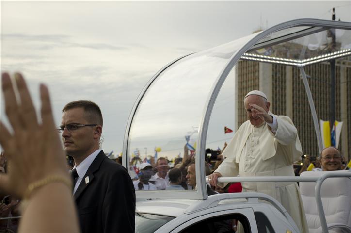 el papa saluda al pueblo en la plaza 5 (Small)