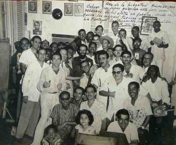 Camilo Cienfuegos en la fábrica Partagás, 1959. Fotografía del libro de A. Saarony 04