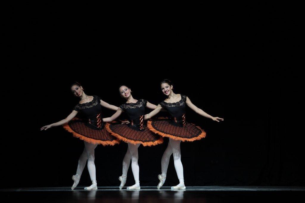 Daniela Gómez, Claudia García y Chanell Cabrera  en Tríade, de Eduardo Blanco
