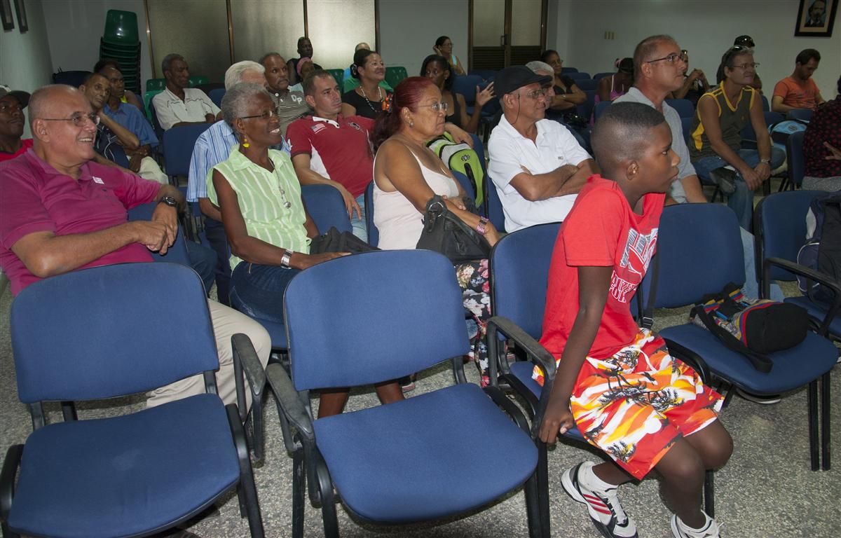 Cultura entre las manos 2 (Medium)