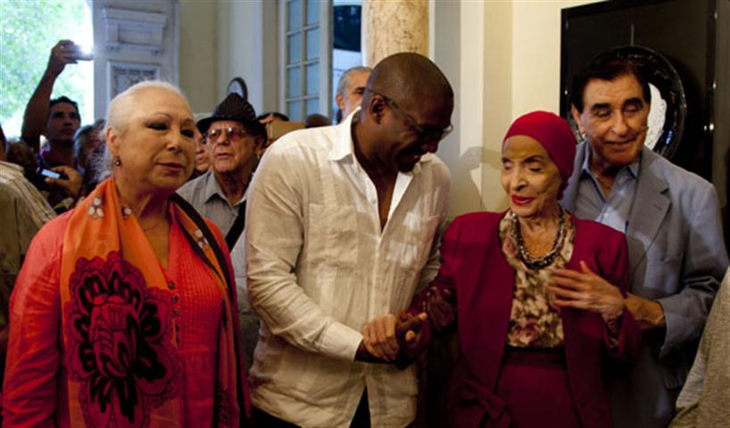 Jesús Lara da la bienvenida a Alicia Alonso y Pedro Simón  .También, junto a ellos, Cristina Hoyos (Small)
