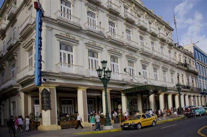 Hotel Inglaterra donde antiguamente se encontraba La Acera del Louvre