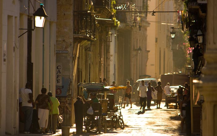 habana-vieja-calle-atardecer-claucamps_1