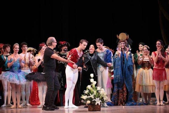 Al final de la Gala, Alicia  Alonso y los participantes