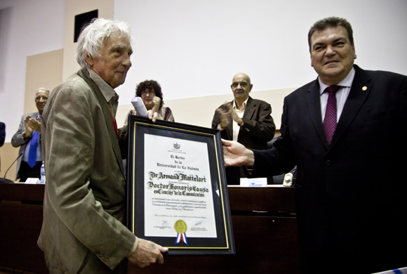 Armand Mattelart recibe el Doctor Honoris Causa por la Universidad de La Habana, de manos del rector Dr. Gustavo Cobreiro. Foto: Cubadebate