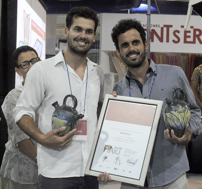 Premio en la categoría de Mobiliario a José Antonio Villa y Raiko Valladares. (Foto tomada de Radio Rebelde)
