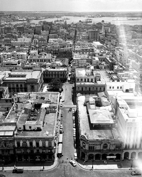 Calle Teniente Rey en 1953 vista desde el Capitolio
