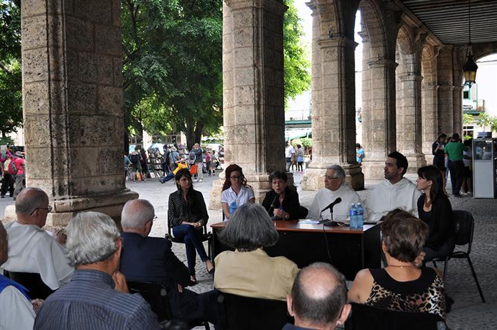 En la mesa de izquierda a derecha Claudia Hernández, diseñadora, Anet González, Raida Mara Suárez, fray Manuel Uña, fray Léster Zayas y Mylena Suárez