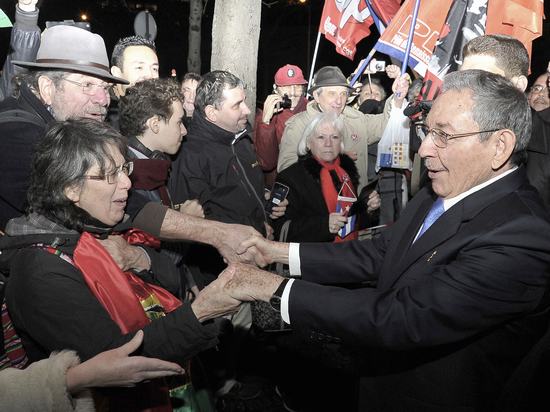 A las afueras del Museo del Hombre, Raúl saludó a amigos de Cuba (Foto: Granma)