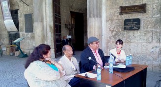 En la mesa, de izquierda a derecha, iris Cano, editora, Lázaro Cabrera Thompson, el autor, Pedro Ureña, presentador y Mylena Suárez, directora Boloña