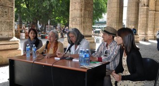 En la mesa la diseñadora Gretell Ruiz-Calderón, la editora Marieta Suárez, María Amelia González, máster en estudios socioculturales, Pedro Pérez Rivero, autor