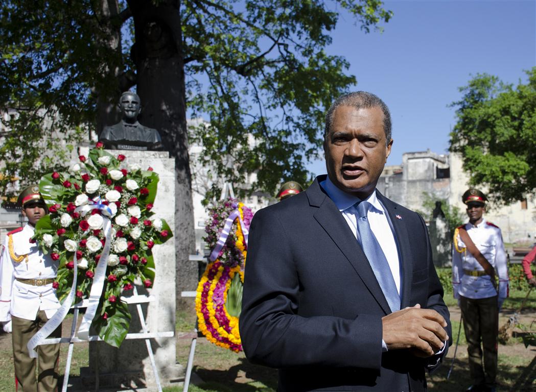 ofrenda 5 embajadror ante buisto de duarte (Medium)