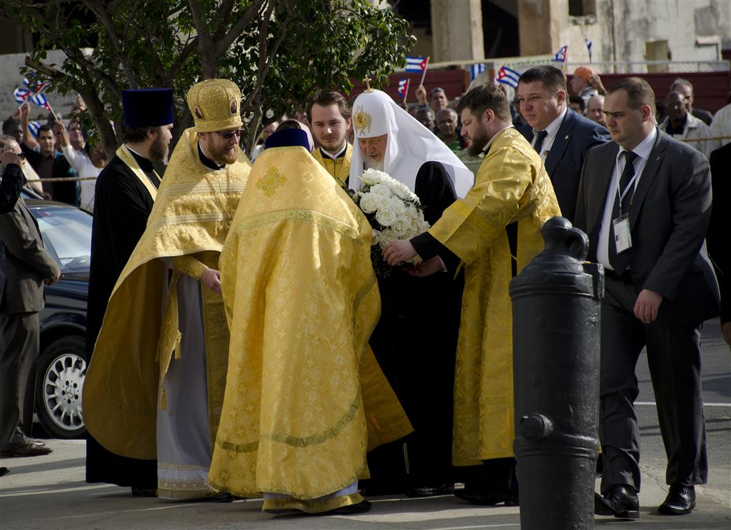 patriarca a su llegada a la iglesia recibe ramo de flores 2 (Medium)