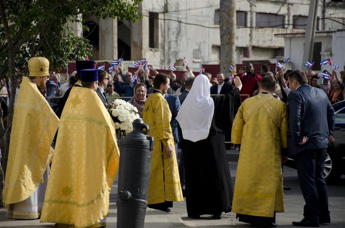 patriarca a su llegada a la iglesia saluda al pueblo (Medium)