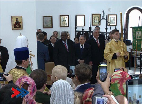 raul castro asiste a liturgia iglesia ortodox rusa (tomada de la television)