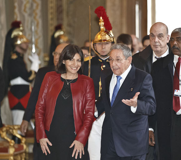Con la alcaldesa de París, Anne Hidalgo (Foto: Michel Euler/ AP/ Pool)
