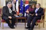 Raúl conversa con el Presidente del Senado francés, Gerard Larcher en París (Foto: Alain Jocard/ AP)